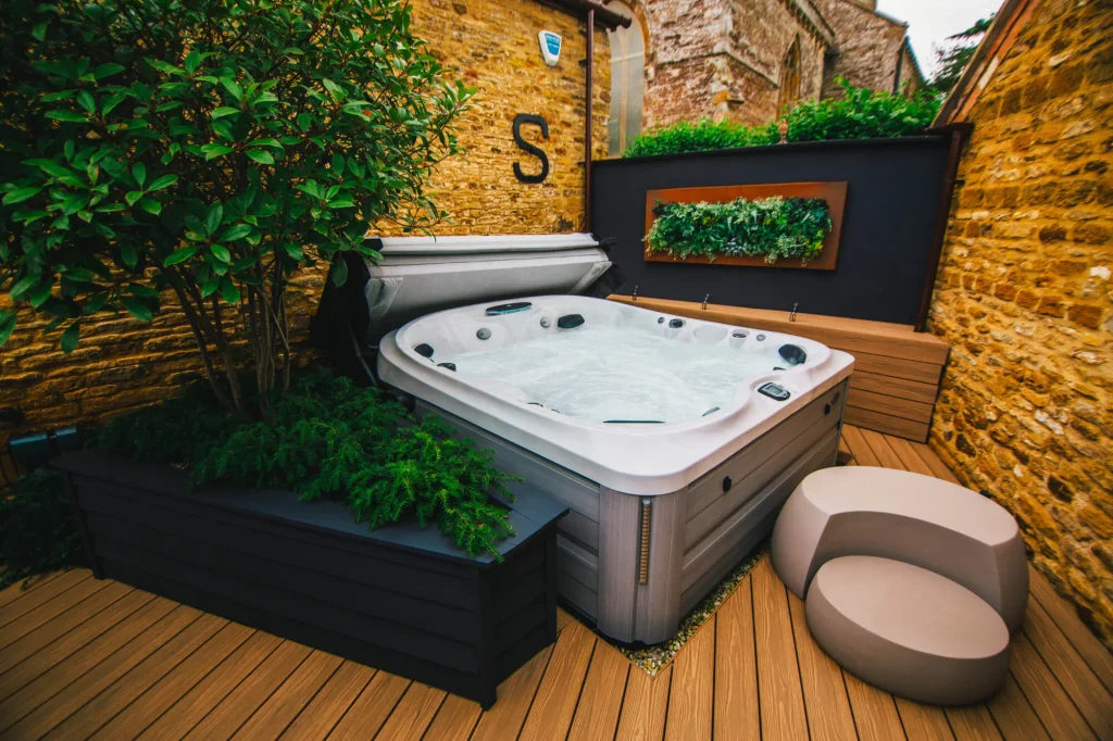 What are the most important details you need to know about the Jacuzzi interiors?