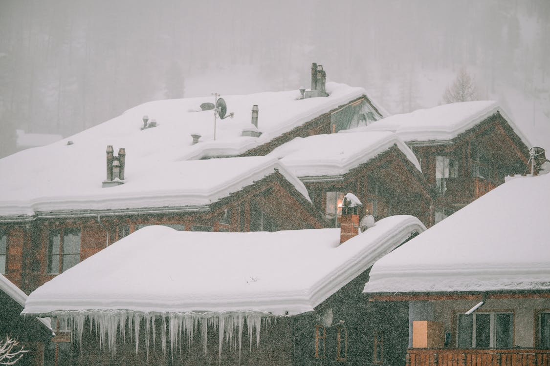 Snow Removal from Roofs: Should You Hire a Professional? 1