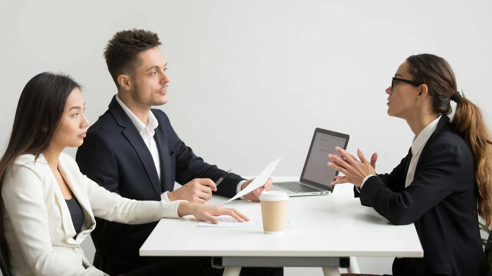 Pros and Cons of Hiring Immigration Attorneys vs. Going DIY 1